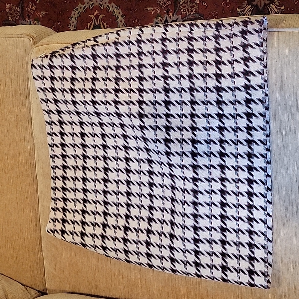 White House Black Market wool skirt, white w/ pattern, size 4, fitted